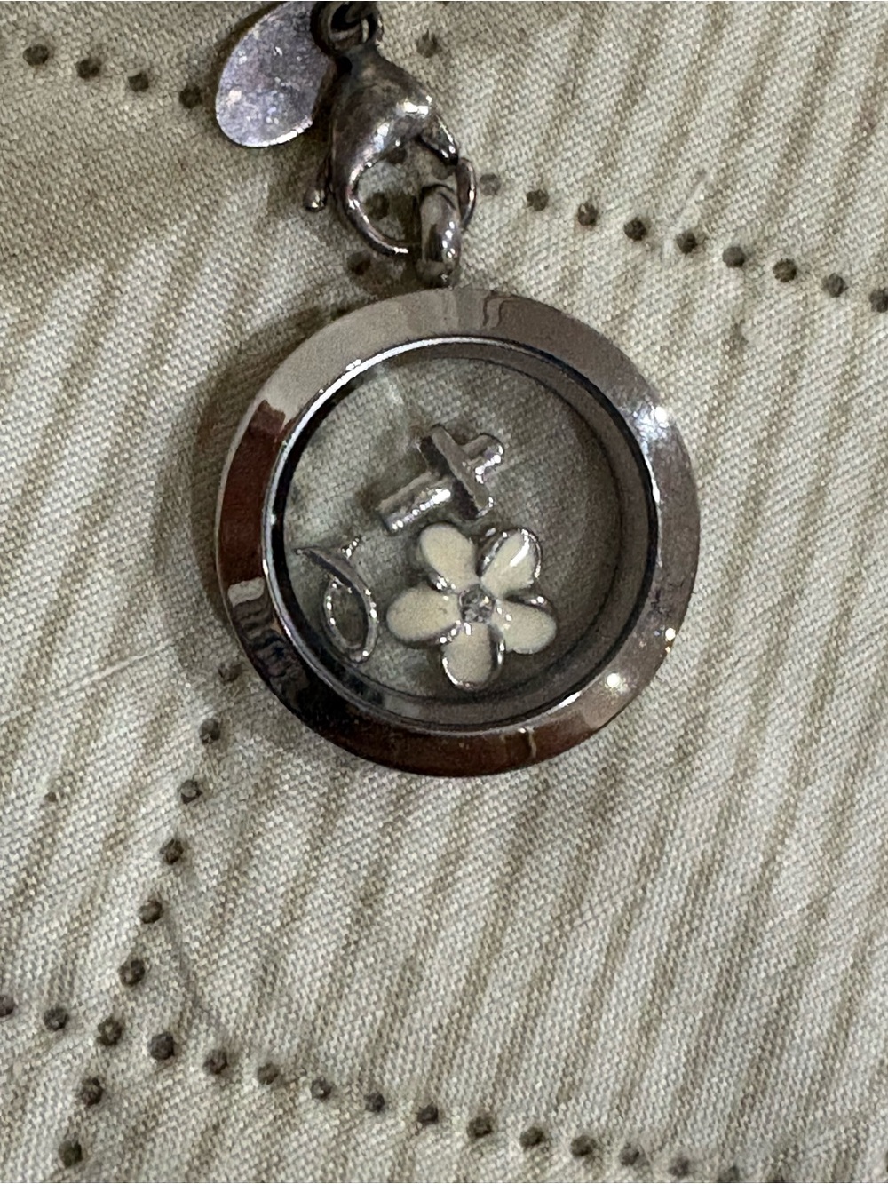 Origami Owl locket,chain and 3 charms